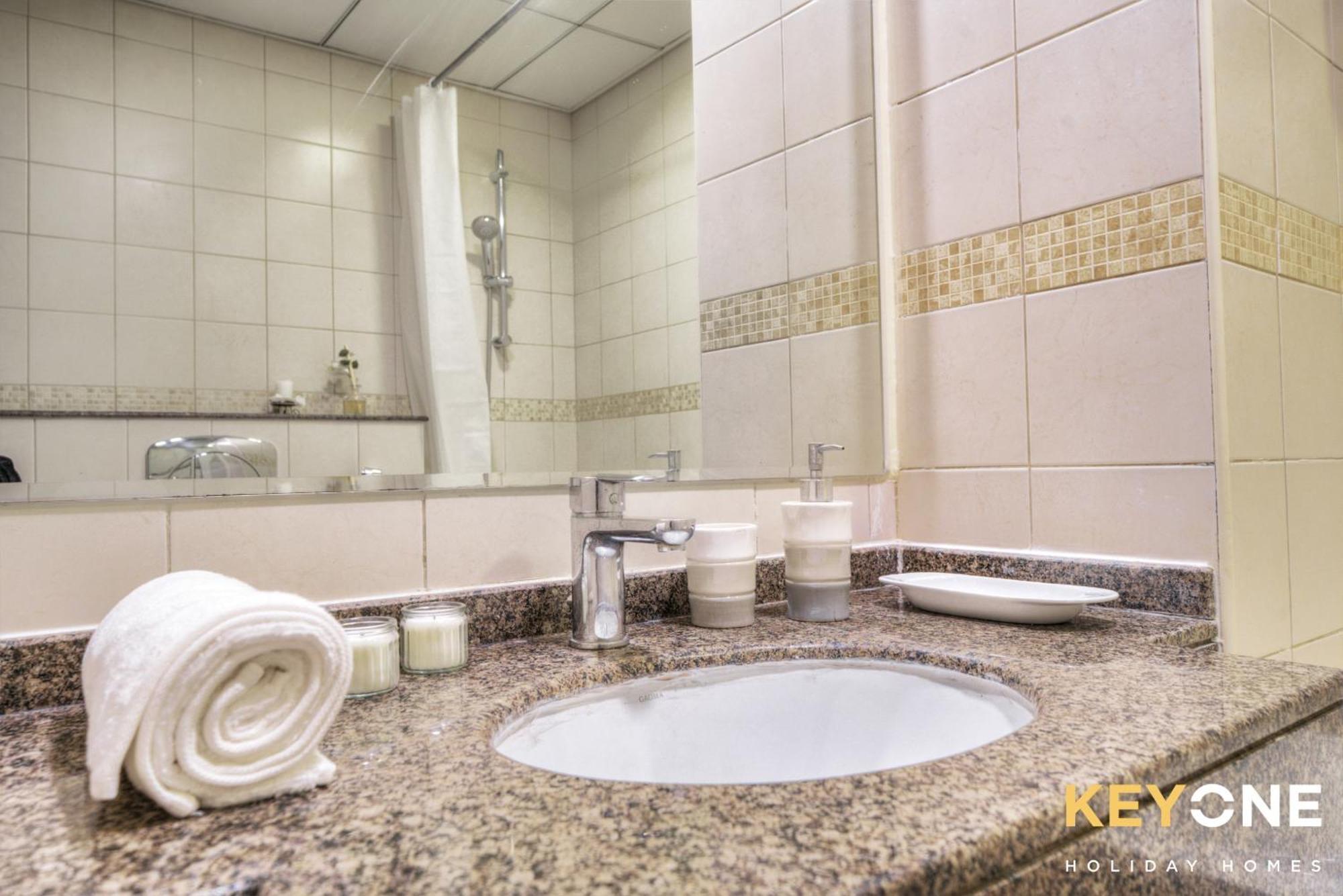 Contemporary One Bedroom With Full Marina View Dubai Exterior foto